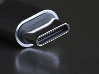 Koyu arkaplan üzerinde USB Tip-C kablosu, yakın plan, seçici odak