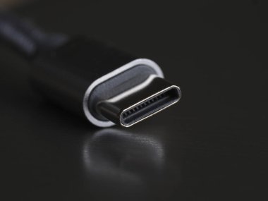 Koyu arkaplan üzerinde USB Tip-C kablosu, yakın plan, seçici odak