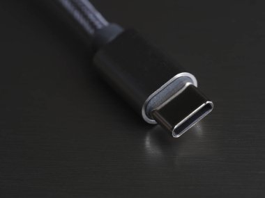 Koyu arkaplan üzerinde USB Tip-C kablosu, yakın plan, seçici odak