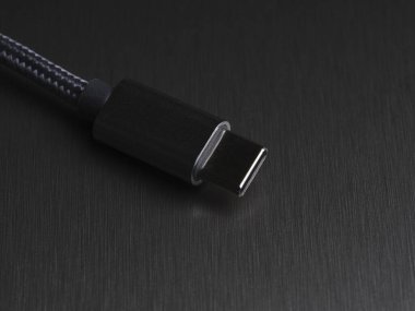 Koyu arkaplan üzerinde USB Tip-C kablosu, yakın plan, seçici odak