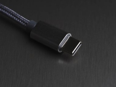 Koyu arkaplan üzerinde USB Tip-C kablosu, yakın plan, seçici odak