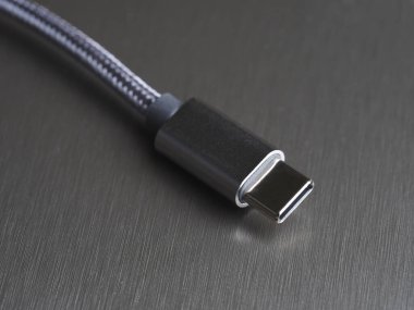 Koyu arkaplan üzerinde USB Tip-C kablosu, yakın plan, seçici odak