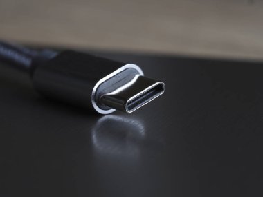 Koyu arkaplan üzerinde USB Tip-C kablosu, yakın plan, seçici odak