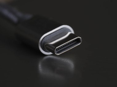 Koyu arkaplan üzerinde USB Tip-C kablosu, yakın plan, seçici odak