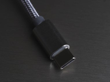 Koyu arkaplan üzerinde USB Tip-C kablosu, yakın plan, seçici odak