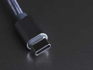 Koyu arkaplan üzerinde USB Tip-C kablosu, yakın plan, seçici odak