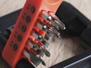 Tahta bir yüzeyde tornavida parçaları.