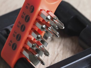 Tahta bir yüzeyde tornavida parçaları.