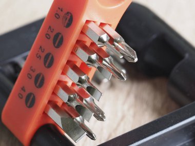 Tahta bir yüzeyde tornavida parçaları.