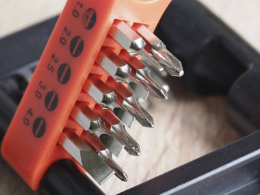 Tahta bir yüzeyde tornavida parçaları.