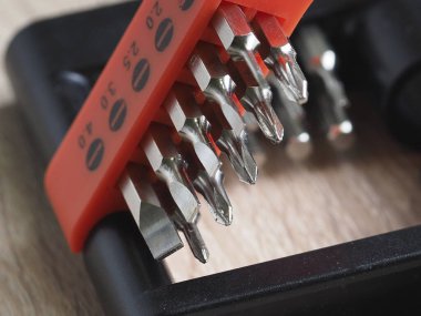 Tahta bir yüzeyde tornavida parçaları.