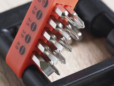 Tahta bir yüzeyde tornavida parçaları.