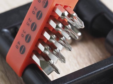 Tahta bir yüzeyde tornavida parçaları.