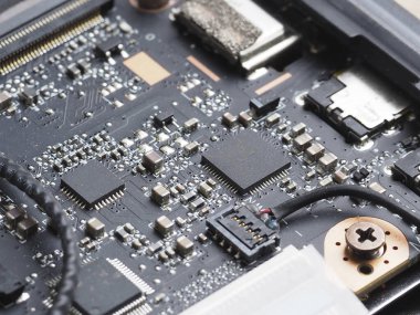 Bilgisayarın iç boşluğundaki panonun ayrıntıları