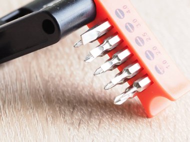 Tahta bir yüzeyde tornavida parçaları.