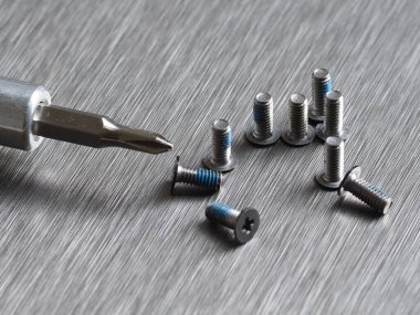 Metal bir arka planda vida ve tornavida