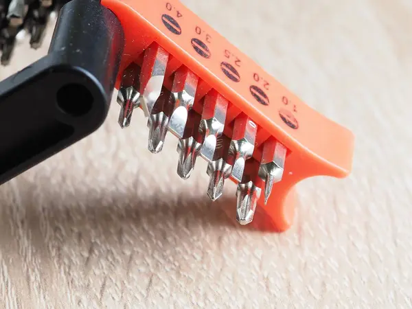 Tahta bir yüzeyde tornavida parçaları.