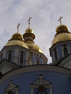 Bulutlu gökyüzüne karşı Ortodoks kilisesinin altın kubbeleri
