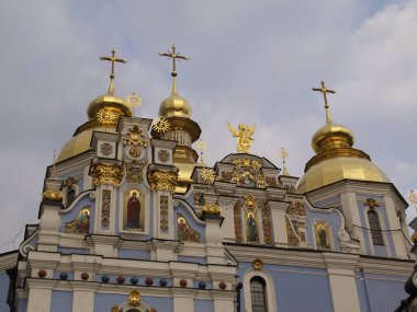 Bulutlu gökyüzüne karşı Ortodoks kilisesinin altın kubbeleri