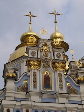 Bulutlu gökyüzüne karşı Ortodoks kilisesinin altın kubbeleri