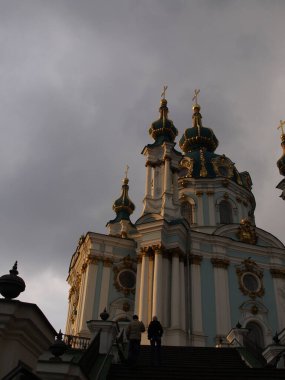 Bulutlu gökyüzüne karşı Ortodoks kilisesinin altın kubbeleri