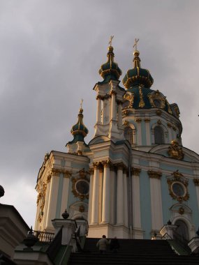 Bulutlu gökyüzüne karşı Ortodoks kilisesinin altın kubbeleri