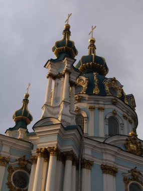 Bulutlu gökyüzüne karşı Ortodoks kilisesinin altın kubbeleri