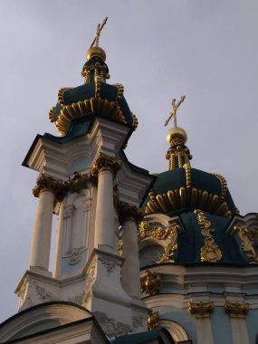 Bulutlu gökyüzüne karşı Ortodoks kilisesinin altın kubbeleri