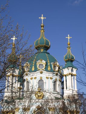 Gökyüzünün arka planındaki St. Andrew Kilisesi cephesi