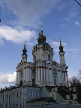 Gökyüzünün arka planındaki St. Andrew Kilisesi cephesi