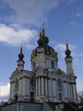 Gökyüzünün arka planındaki St. Andrew Kilisesi cephesi
