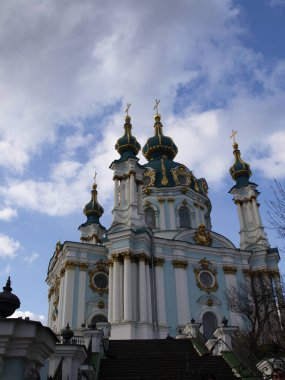 Gökyüzünün arka planındaki St. Andrew Kilisesi cephesi