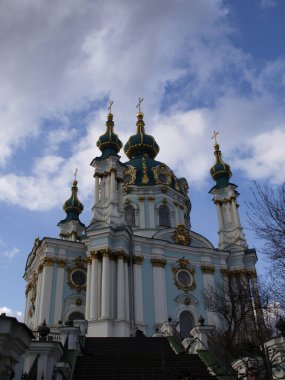 Gökyüzünün arka planındaki St. Andrew Kilisesi cephesi