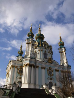 Gökyüzünün arka planındaki St. Andrew Kilisesi cephesi