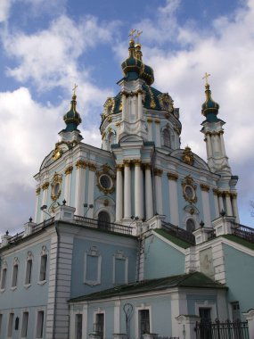 Gökyüzünün arka planındaki St. Andrew Kilisesi cephesi