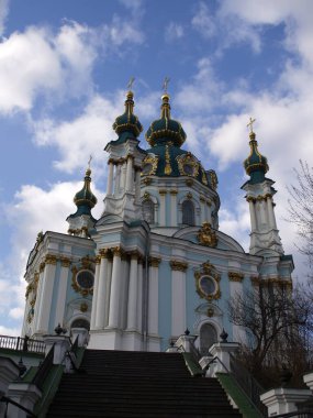 Gökyüzünün arka planındaki St. Andrew Kilisesi cephesi