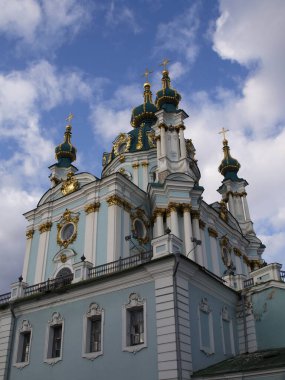 Gökyüzünün arka planındaki St. Andrew Kilisesi cephesi