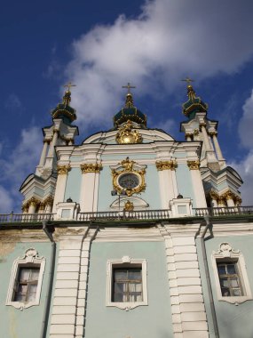 Gökyüzünün arka planındaki St. Andrew Kilisesi cephesi