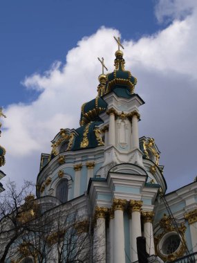 Gökyüzünün arka planındaki St. Andrew Kilisesi cephesi