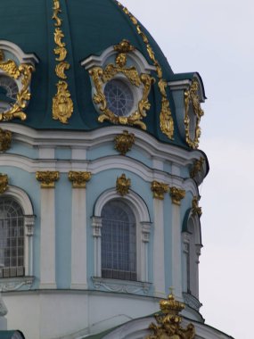 Kyiv 'deki St. Andrew Ortodoks Kilisesi cephesinin parçaları.