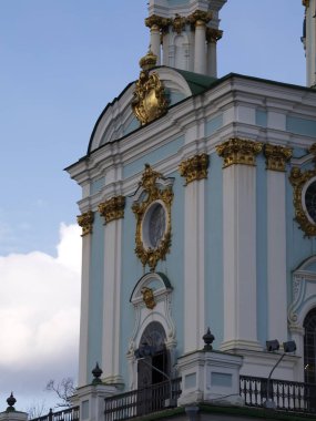 Kyiv 'deki St. Andrew Ortodoks Kilisesi cephesinin parçaları.