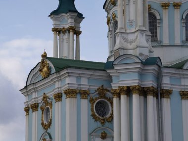 Kyiv 'deki St. Andrew Ortodoks Kilisesi cephesinin parçaları.