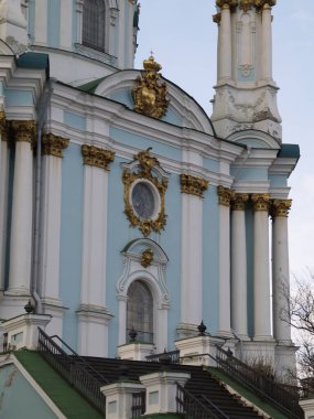 Kyiv 'deki St. Andrew Ortodoks Kilisesi cephesinin parçaları.