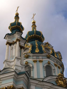 Kyiv 'deki St. Andrew Ortodoks Kilisesi cephesinin parçaları.