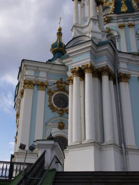 Kyiv 'deki St. Andrew Ortodoks Kilisesi cephesinin parçaları.