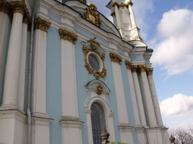 Kyiv 'deki St. Andrew Ortodoks Kilisesi cephesinin parçaları.