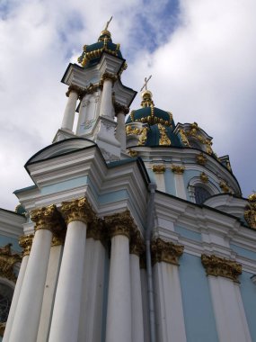 Kyiv 'deki St. Andrew Ortodoks Kilisesi cephesinin parçaları.