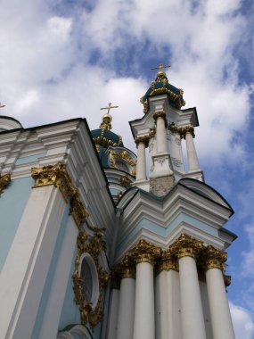 Kyiv 'deki St. Andrew Ortodoks Kilisesi cephesinin parçaları.