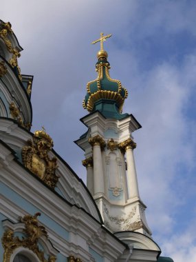 Kyiv 'deki St. Andrew Ortodoks Kilisesi cephesinin parçaları.