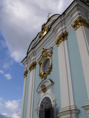 Kyiv 'deki St. Andrew Ortodoks Kilisesi cephesinin parçaları.